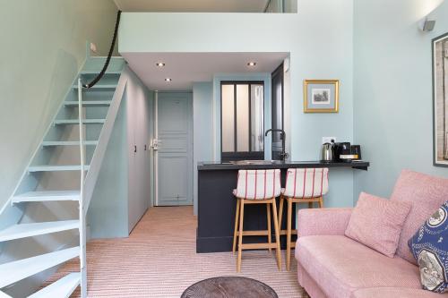 un salon avec un canapé et une cuisine dans l'établissement Pick A Flat's Apartment in Saint-Germain des Près - Rue Paul Louis Courier, à Paris