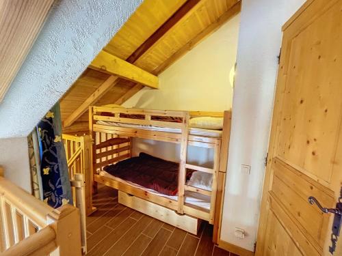 Cette chambre mansardée comprend 2 lits superposés. dans l'établissement Appartement 6 personnes Valloire, à Valloire