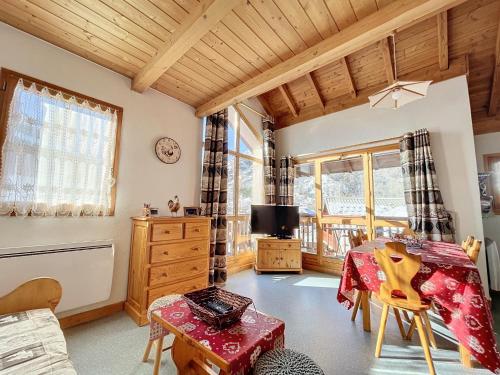 un salon avec une table et une télévision dans l'établissement Appartement 6 personnes Valloire, à Valloire