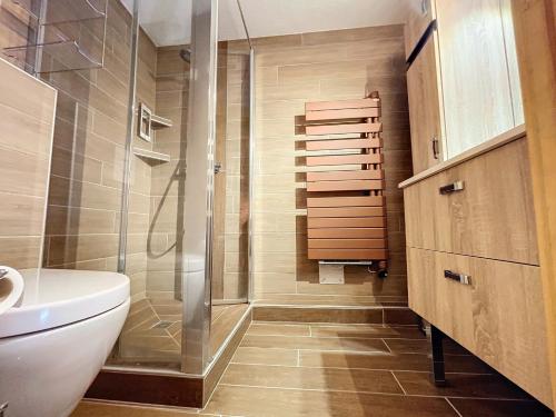 une salle de bain avec une douche, des toilettes et un lavabo dans l'établissement Appartement 6 personnes Valloire, à Valloire