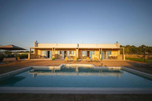 una casa con piscina delante en Dimore degli Ulivi, en Leporano