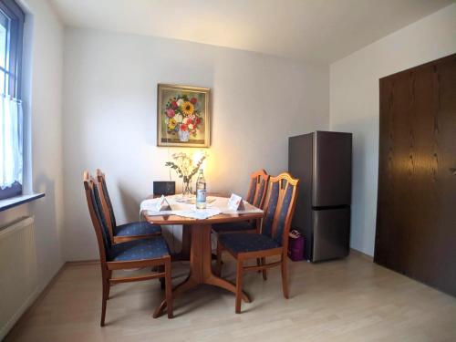 Una cocina con mesa y sillas y un refrigerador. en Ferienwohnung Kerstin, en Bernkastel-Kues