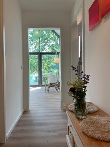 a hallway with a door leading to a dining room at Meerzeit in Eckernförde