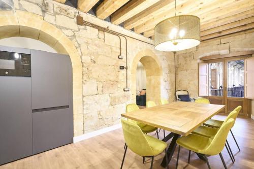 a kitchen and dining room with a table and chairs at El capricho Balcón en la Plaza Mayor Salamanca Collection Luxury in Salamanca
