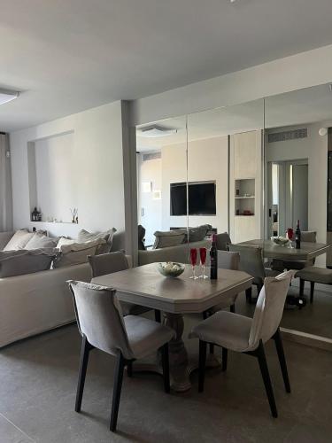 Μια τηλεόραση ή/και κέντρο ψυχαγωγίας στο Varkiza Cozy Seaside Apartment
