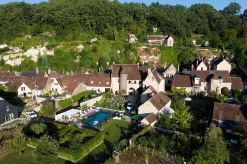 an aerial view of a large estate with a house at Le Gîte de Mc Adam in Lavardin