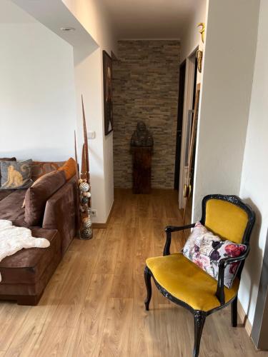 un salon avec un canapé et une chaise dans l'établissement Charmant f3 vu Mer, à Ajaccio