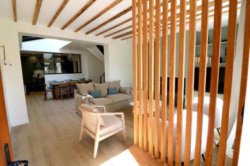 un salon avec un canapé et une chaise dans l'établissement La Canopée de Trouville, à Trouville-sur-Mer