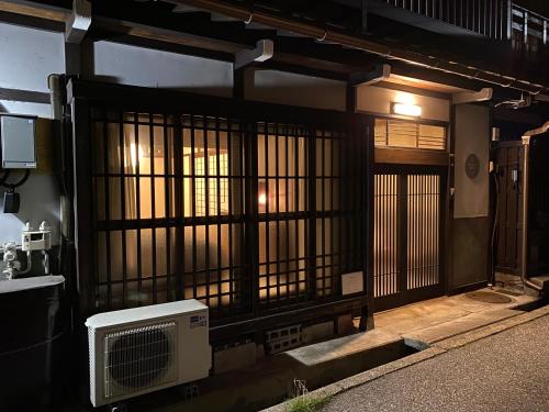 uma entrada para um prédio com um portão e um aquecedor em Atagoya em Takayama