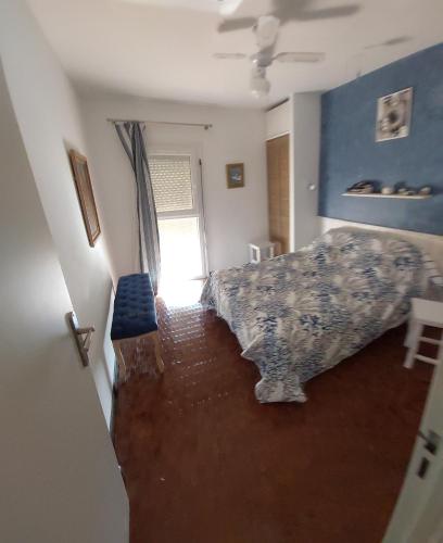 une petite chambre avec un lit et une fenêtre dans l'établissement Les Batteries 1, à Collioure