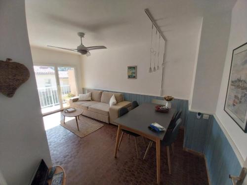 un salon avec un canapé et une table dans l'établissement Les Batteries 1, à Collioure