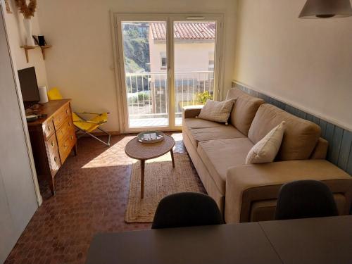 un salon avec un canapé et une table dans l'établissement Les Batteries 1, à Collioure