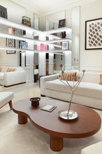 un salon avec une table basse et un canapé dans l'établissement TheLander - Serviced Apartments in Louvre - Rivoli, à Paris