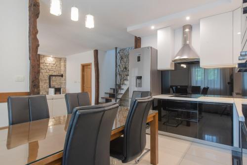 Dapur atau dapur kecil di Villa Old House with Pool, Jacuzzi