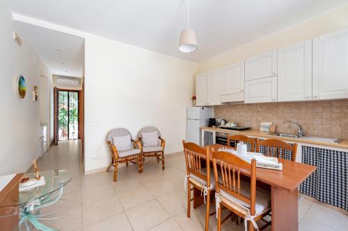 een keuken en eetkamer met een tafel en stoelen bij Villa Rosa by Rentbeat in Montalbano