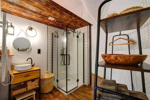 Bilik mandi di Tiché místo Glamping