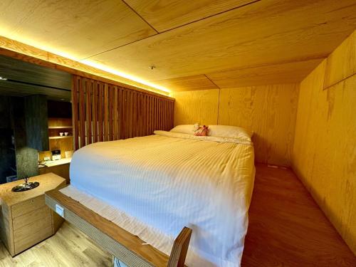 Una cama o camas en una habitación de Toucheng Joyful 宜蘭海景民宿-頭城小確幸 寵物友善 電動車免費充電 附早餐