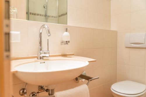 La salle de bains est pourvue d'un lavabo et de toilettes. dans l'établissement Hotel Beim Schrey, à Kirchheim unter Teck