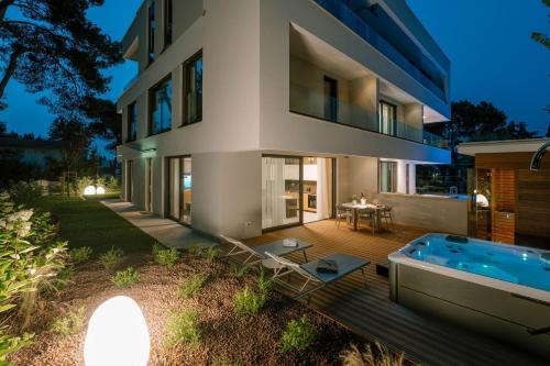 The Q Whisper - new deluxe hideaway with sauna, jacuzzi and a garage photo 2