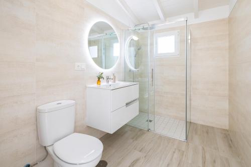 Ένα μπάνιο στο Atalaya House Private Pool Orange by AORA STAY