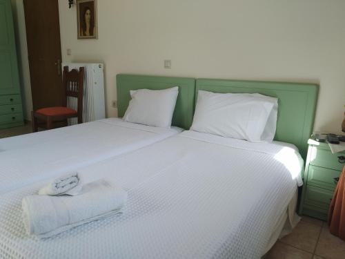 a bedroom with two beds with towels on them at Vatoulia House in Neon Oitilon