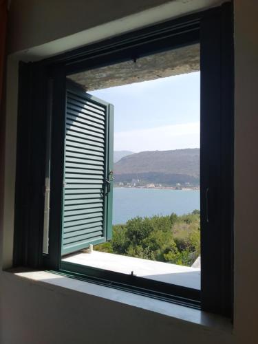 a window with a view of the water at Vatoulia House in Neon Oitilon