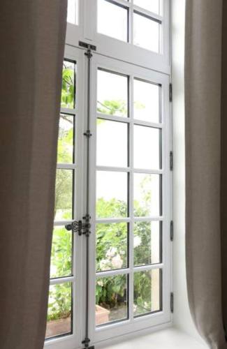a window in a room looking out at a tree at Château du Bois de La Noe in Bouaye