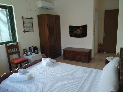 a bedroom with a bed with towels on it at Vatoulia House in Neon Oitilon