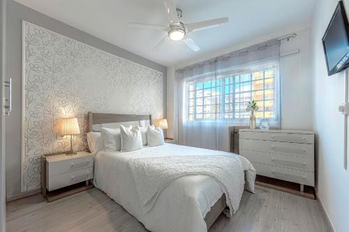 Ένα ή περισσότερα κρεβάτια σε δωμάτιο στο Tenerifeopenhome holiday apartment on the beach