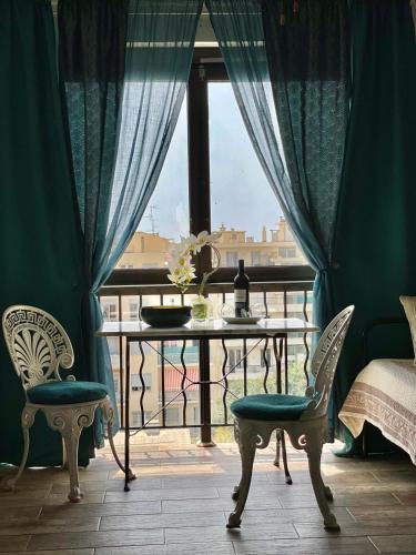 une pièce avec une table, des chaises et une fenêtre dans l'établissement Luxurious Studio in NICE 450 m of the sea, à Nice