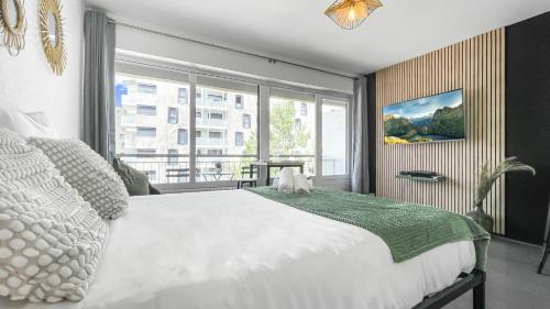 Postel nebo postele na pokoji v ubytování Homey Garden - Parking Gratuit, Balcon, Proche Tram, Netflix