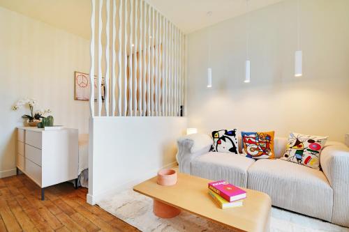una sala de estar con un sofá y una mesa en Lovely Studio, en Boulogne-Billancourt