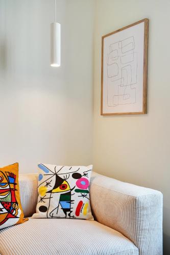 - un salon avec un canapé et des oreillers dans l'établissement Lovely Studio, à Boulogne-Billancourt