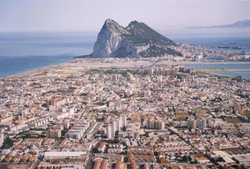 an aerial view of cape town and the table mountain at 3F, Aire Acondic, 80m2, 2 dormitorios, 4 huéspedes, WIFI GRATIS in La Línea de la Concepción