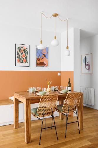 une salle à manger avec une table et des chaises en bois dans l'établissement Nouveau - Harmonia, à Nantes