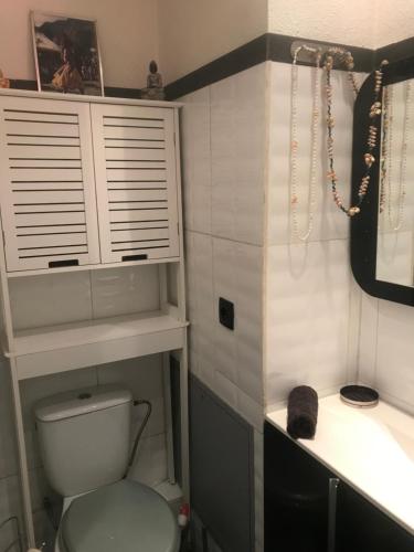une salle de bain avec toilettes et lavabo dans l'établissement 15mn à pied commerces et plage, à Sanary-sur-Mer