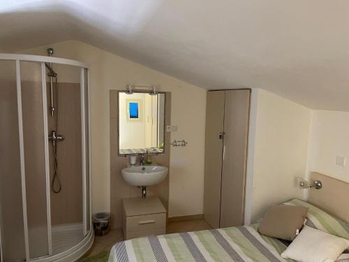 a small bathroom with a sink and a mirror at Corse Balagne Les Terrasses de Lozari secteur Ile Rousse in Belgodère