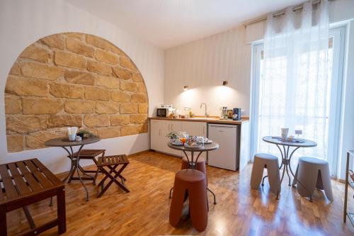 Posezení v ubytování Namuri Comfortable Rooms