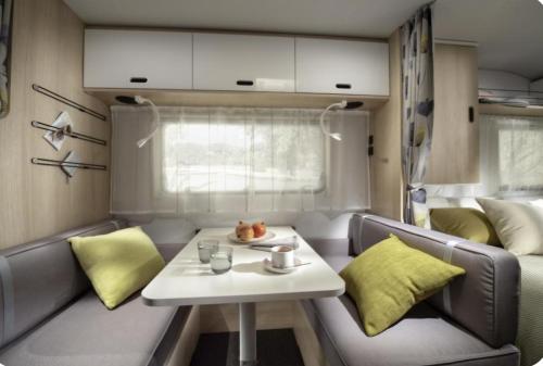 a small dining room with a table in a caravan at קרוואן העוטף in Dorot