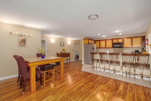Η κουζίνα ή μικρή κουζίνα στο Hawaii Pickleball Addict's Lodge