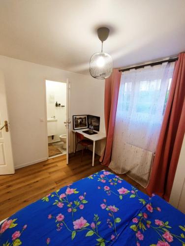 une chambre avec un lit, un bureau et une fenêtre dans l'établissement G-Logement-Francilien Goussainville CDG, à Goussainville