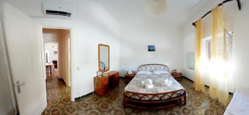 a bedroom with a bed and a mirror at Il Mulino in Favignana
