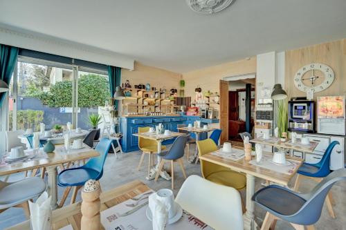 Un lugar para sentarse en The Originals Boutique, Clair Hôtel, Martigues