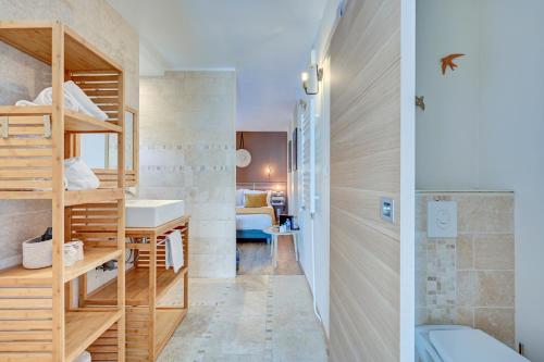Un baño de The Originals Boutique, Clair Hôtel, Martigues