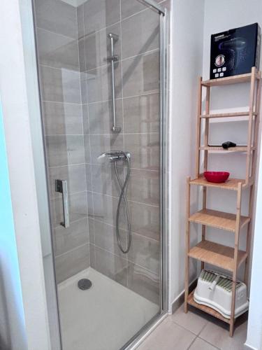 une douche avec une porte vitrée dans une salle de bain dans l'établissement Superbe T3 avec jardin, résidence avec piscine et accés plages, à Saint-Cyr-sur-Mer