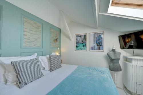 Una cama o camas en una habitación de The Originals Boutique, Clair Hôtel, Martigues