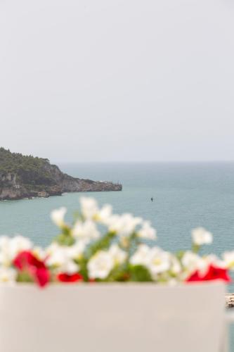 a bouquet of flowers on a table near the ocean at FICO D'INDIA in Peschici