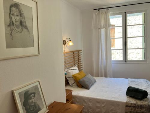 une chambre avec un lit et une fenêtre dans l'établissement Maison de charme en centre ville, à Duras