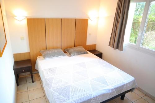 une chambre avec un grand lit dans une pièce dans l'établissement Appartement 202 - LES SUITES DE ROBINSON - Résidence avec piscine en bord de Siagne, à Mandelieu-La-Napoule, à Mandelieu-la-Napoule