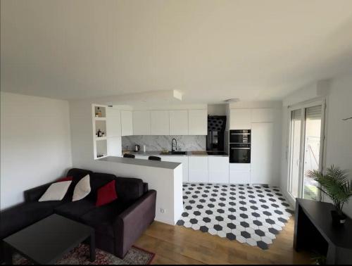 un salon avec un canapé et une cuisine dans l'établissement Toit Panoramique Marseille, à Marseille